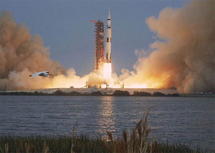 Hơn 13h ngày 11/4/1970, tên lửa Saturn V khởi động đưa tàu vũ trụ Apollo 13 rời bệ phóng