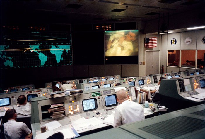 Quang cảnh bên trong phòng điều hành chính của nhiệm vụ đổ bộ lên Mặt trăng của Apollo 13