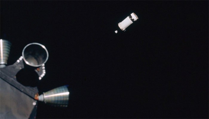Một phần tên lửa Saturn V rocket được nhìn thấy từ cửa sổ của Apollo 13.