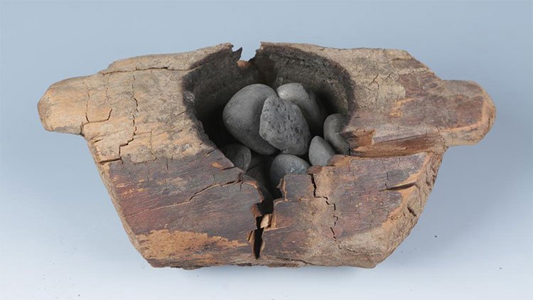 Lò hương và đá dùng để đốt cần sa.