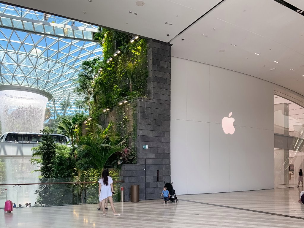 Apple chính thức khai trương Apple Store Changi, nhân viên nói được nhiều ngoại ngữ