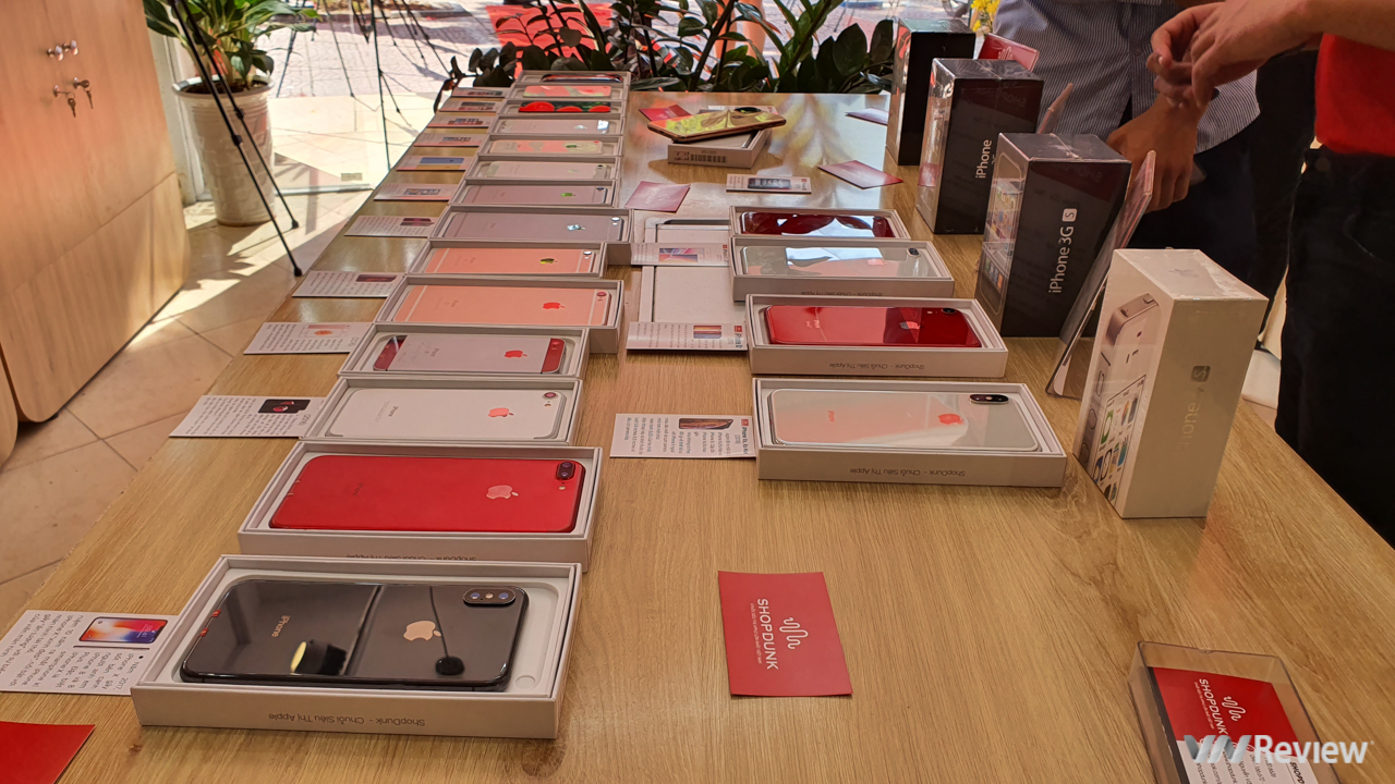 Tham quan triển lãm iPhone với bộ sưu tập xác cực độc tại Hà Nội, có cả cụ iPhone 2G và chắt iPhone 11 Pro