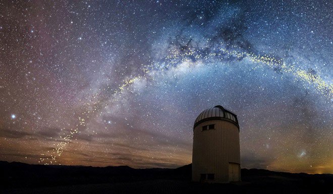 Một hình dựng minh họa cho dải Ngân Hà trên bầu trời đài quan sát Las Campanas ở Chile
