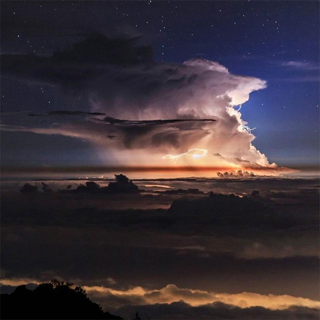 Khung cảnh có một không hai giông bão giữa trời đầy sao tại Hawaii.