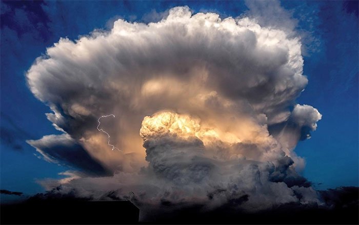 Mây bão hội tụ thành đám gần giống với khói từ vụ nổ bom hạt nhân vào tháng 6 tại Bắc Kinh, Trung Quốc.