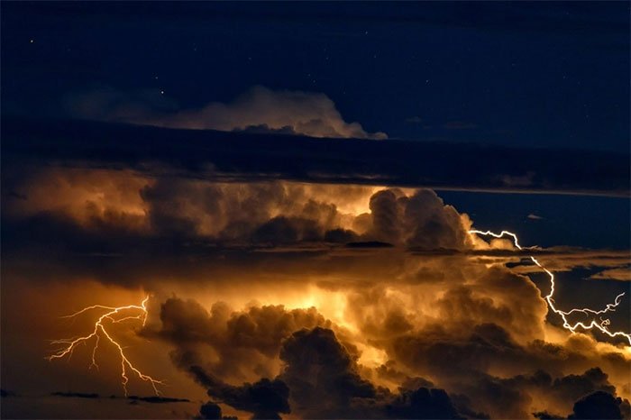 Mây giông vào ban đêm trên đảo Maui.