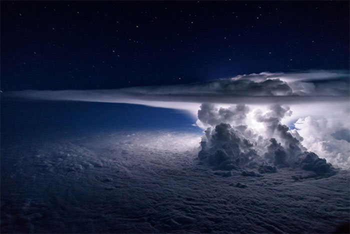 Toàn cảnh từ trên máy bay, mây bão trồi lên giữa Thái Bình Dương.