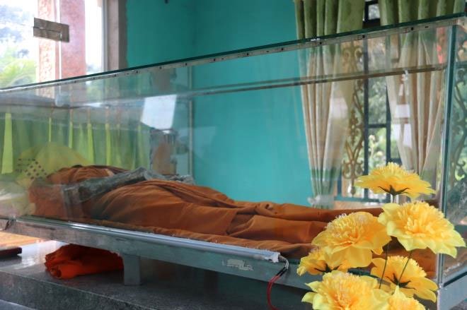 Các sư thầy ở đây cho biết, hòa thượng Chau Tinh tu học tại chùa từ năm 13 tuổi cho đến năm 2014 thì mất ở tuổi 79 tuổi. T