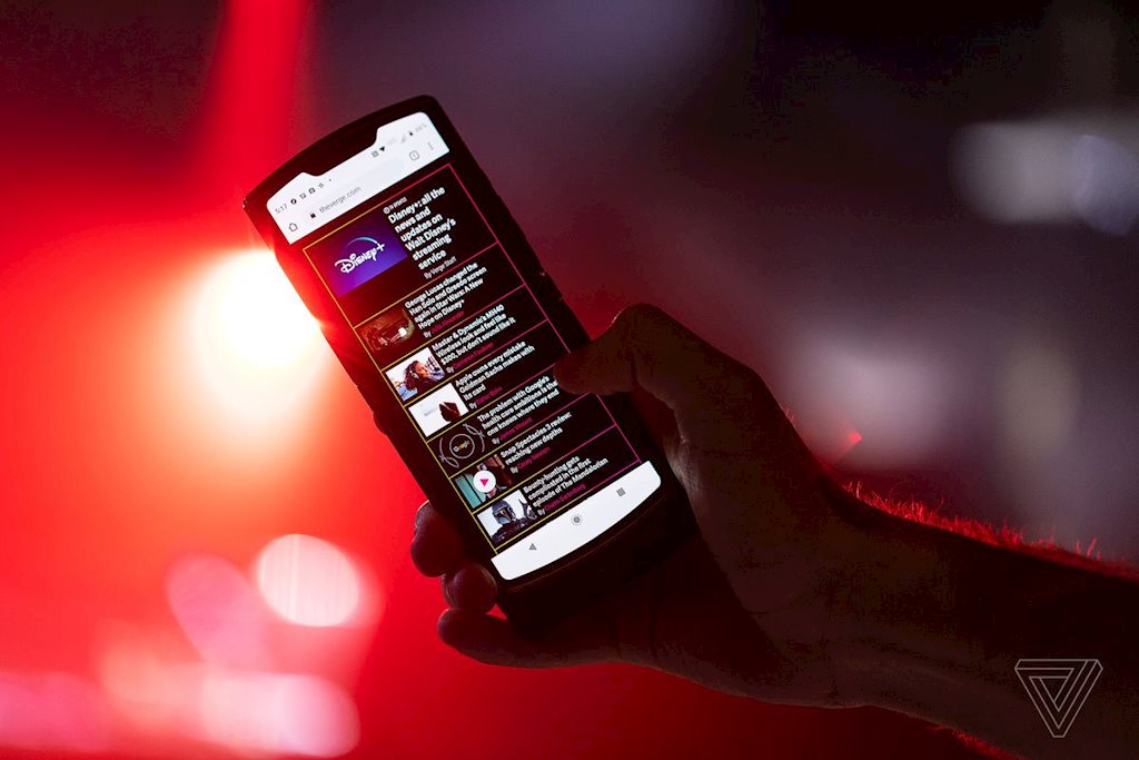 Motorola hồi sinh huyền thoại Razr với màn hình gập, giá 1.500 USD