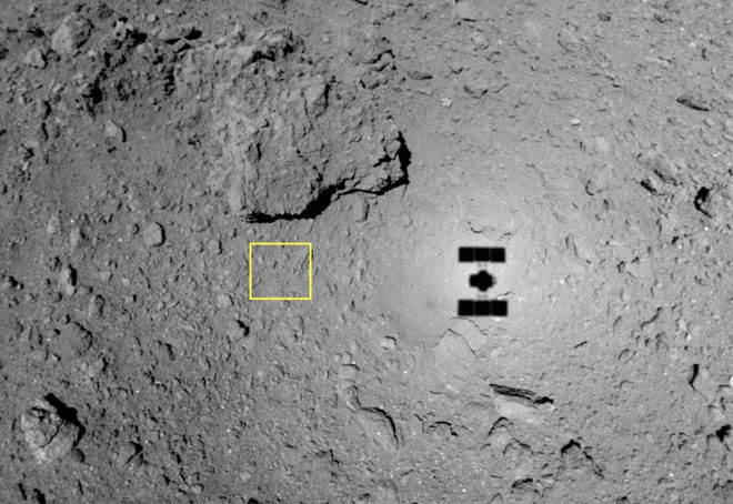 Bóng của tàu vũ trụ Hayabusa 2 in trên bề mặt thiên thạch Ryugu.