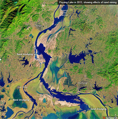 Ảnh vệ tinh chụp năm 2013 cho thấy sự tàn phá môi trường do khai thác cát quá mức ở vùng hồ Bá Dương