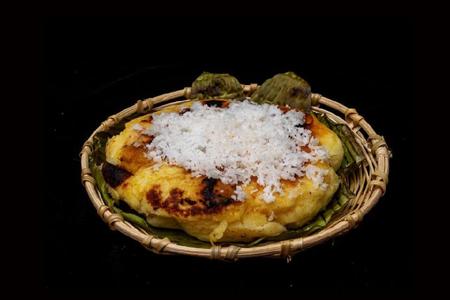 Bibingka là bánh gạo nấu chín với sữa hoặc kem dừa bọc trong lá chuối.