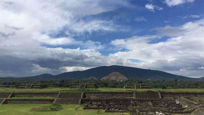Kim tự tháp Teotihuacan nhìn từ xa.