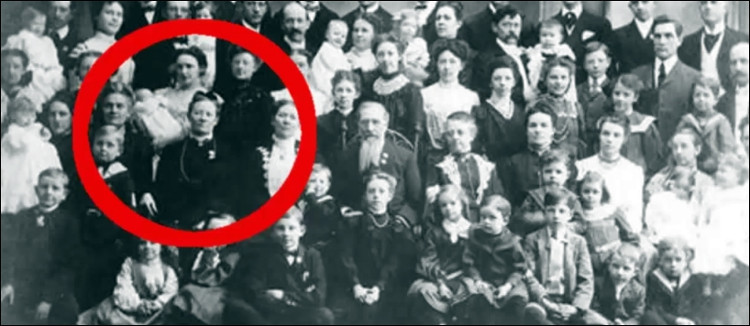 Bà Vassilyev (khoanh đỏ) và tất cả những người còn lại là thành viên trong gia đình