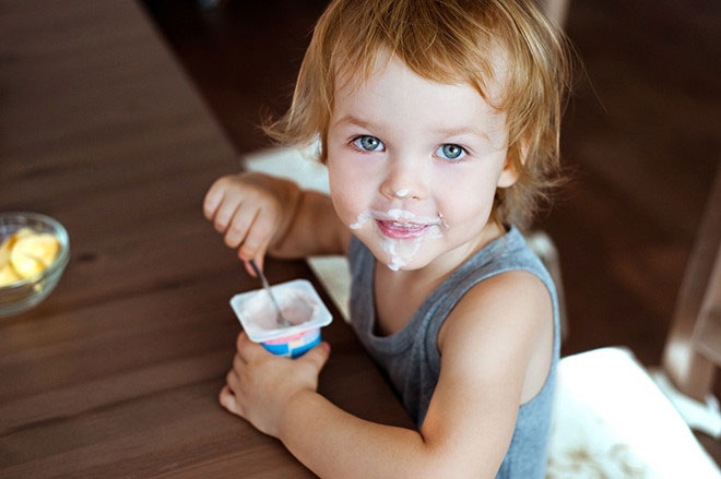 Sữa chua là một trong những đồ ăn vặt vừa ngon vừa lành mạnh cho trẻ.