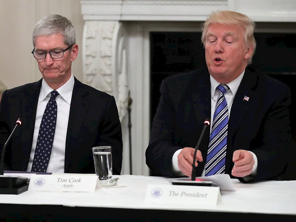 Trump tức giận vì Apple tới mức phải CAPLOCKS liên tục khi tweet về công ty này