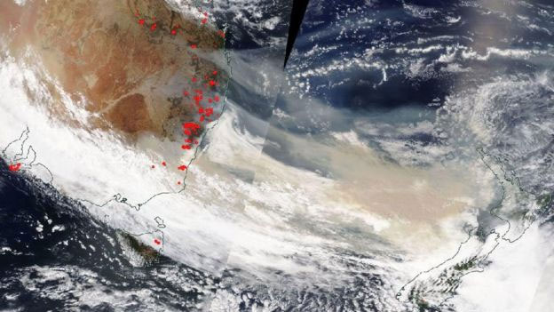 Ảnh vệ tinh cho thấy khói đi về phía New Zealand vào ngày 5/1.
