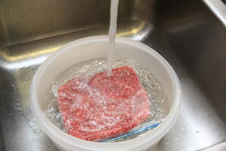 Nên rã đông thịt sống bằng cách đặt xuống ngăn mát tủ lạnh hoặc ngâm trong nước lạnh.