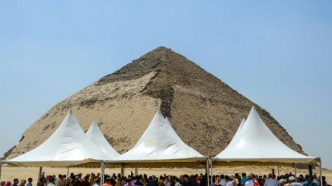 Người dân tụ tập xung quanh kim tự tháp Bent của pharaoh Sneferu