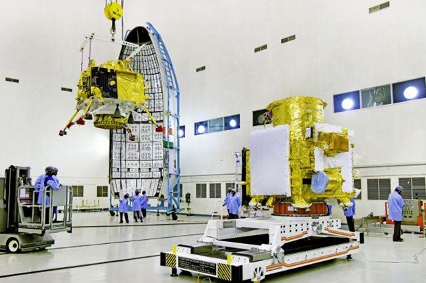 Tàu đổ bộ Mặt Trăng Vikram của Ấn Độ  được chuyển vào vị trí phóng trên tàu vũ trụ Chandrayaan-2. (Nguồn: space.com)