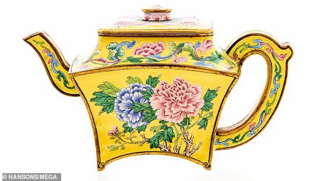 Ám trà này được sử dụng dưới thời Hoàng đế Càn Long từ năm 1735 đến năm 1796.