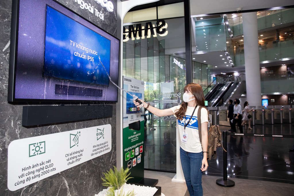  Samsung The Terrace – TV QLED ngoài trời đầu tiên trên thế giới ra mắt tthị trường Việt giá từ 99,9 triệu ảnh 1