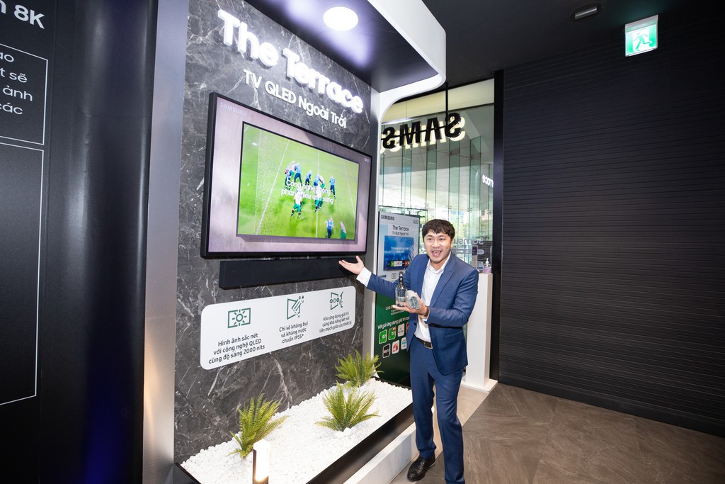  Samsung The Terrace – TV QLED ngoài trời đầu tiên trên thế giới ra mắt tthị trường Việt giá từ 99,9 triệu ảnh 2