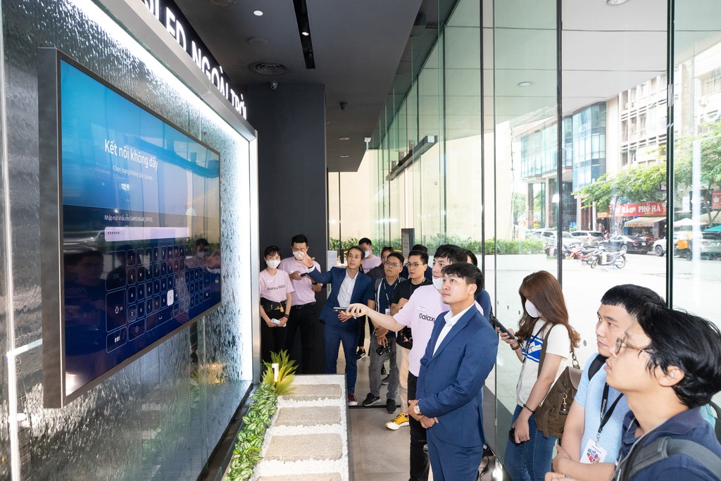 Samsung The Terrace – TV QLED ngoài trời đầu tiên trên thế giới ra mắt tthị trường Việt giá từ 99,9 triệu ảnh 5
