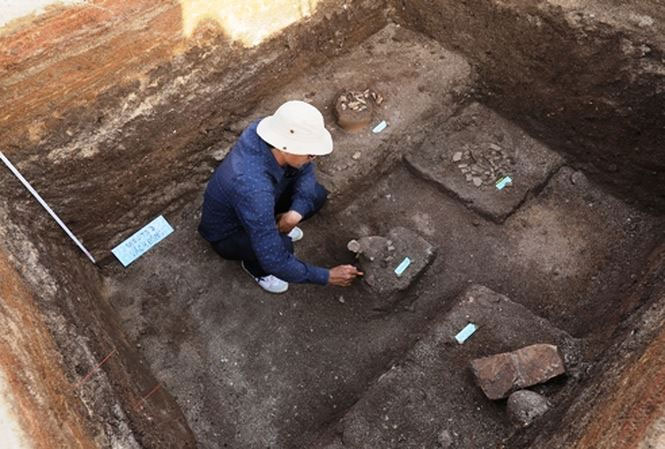 Nhà khoa học phát hiện mộ cổ của cư dân Sa Huỳnh ở Suối Chình, Lý Sơn.