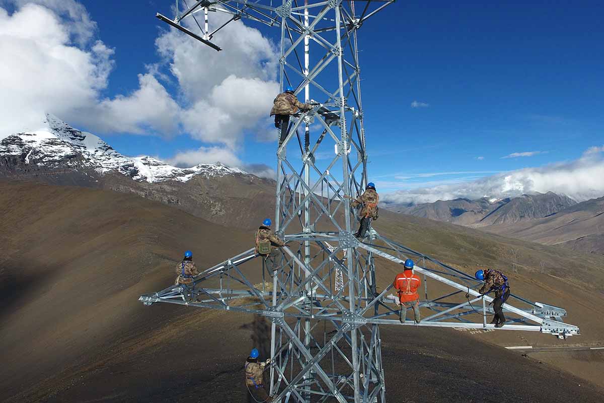 Công nhân Trung Quốc đang xây dựng tháp truyền tải điện ở độ cao 5.548 mét trên đỉnh Mengdala thuộc huyện Lạc Trát (Luozha), địa khu Sơn Nam (Lhoka), khu tự trị Tây Tạng. Ảnh: STR/Một hãng tin quốc tế.