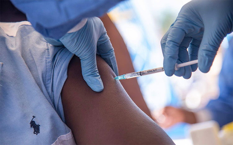 Nhân viên y tế tiêm vaccine phòng Ebola cho người dân ở Mbandaka, CHDC Congo ngày 21/5. 