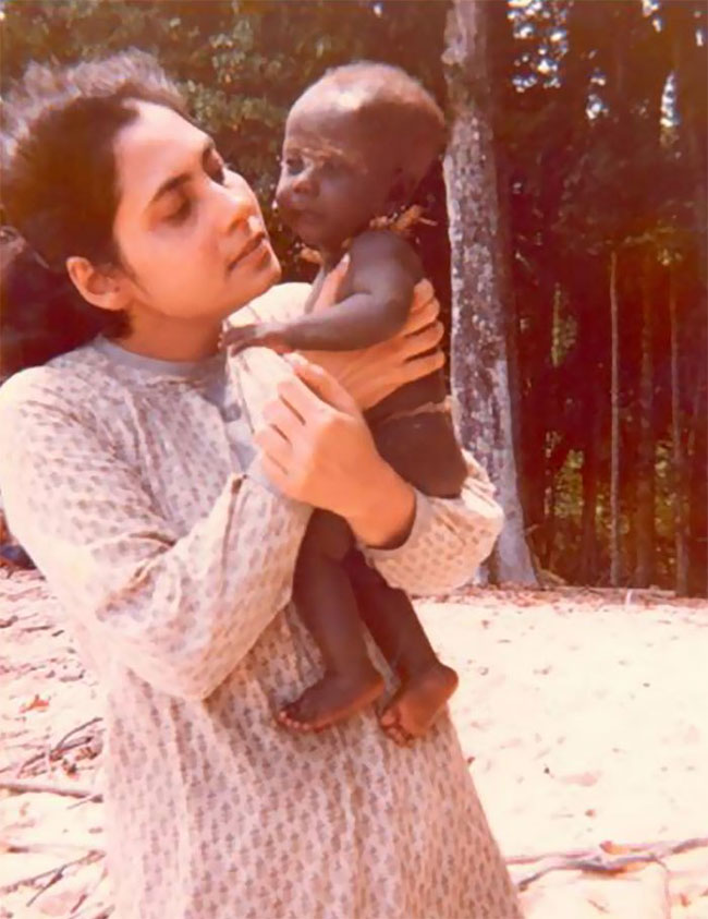 Madhumala bế một em bé của bộ tộc Jarawa.