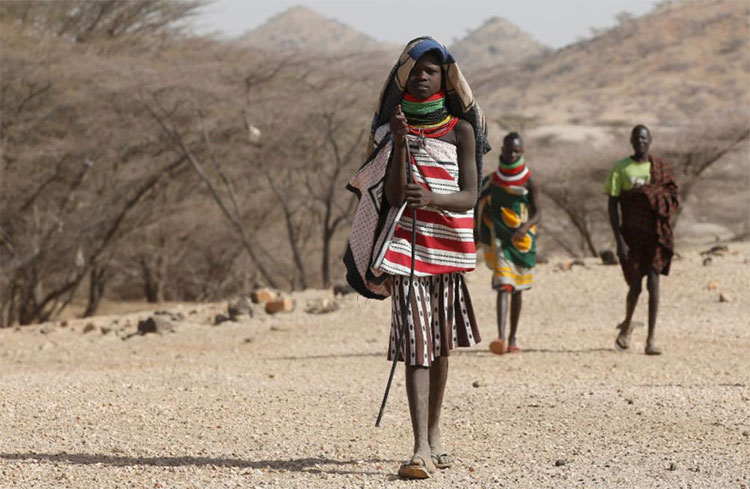 Trung bình một người phụ nữ Turkana phải đi bộ 19km mỗi ngày để tìm nước. 