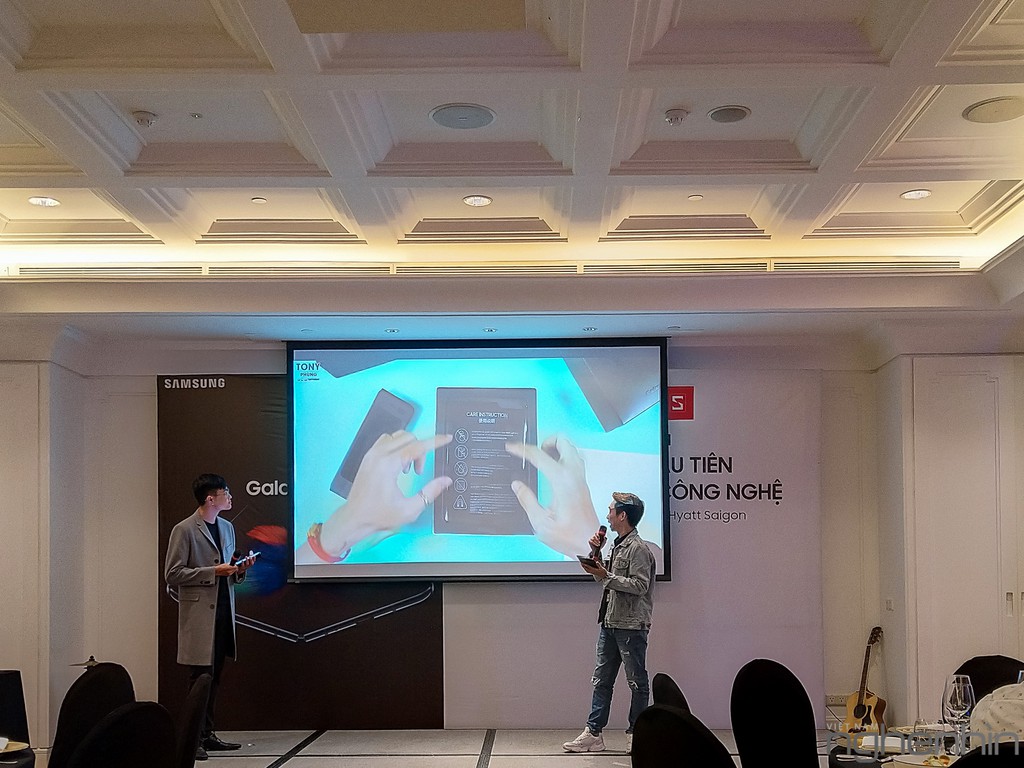 Galaxy Fold chính thức trên tay người dùng Việt với gói dịch vụ cao cấp ảnh 15
