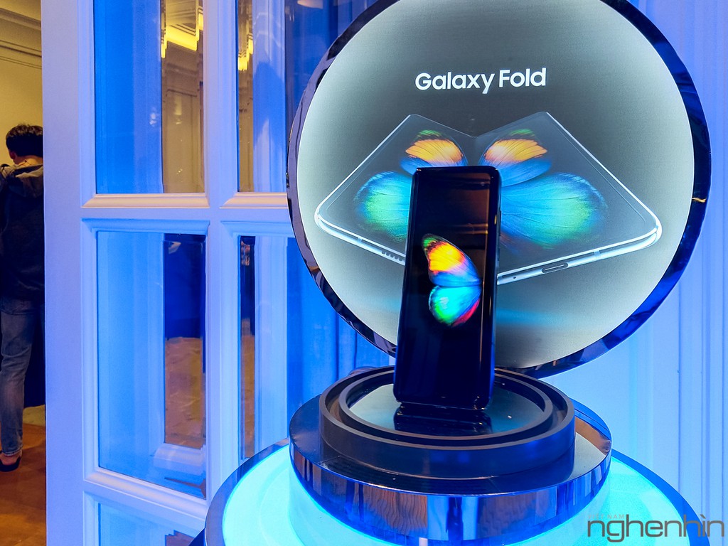 Galaxy Fold chính thức trên tay người dùng Việt với gói dịch vụ cao cấp ảnh 3