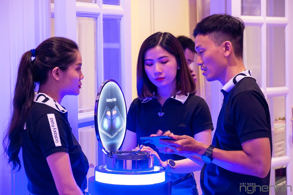Galaxy Fold chính thức trên tay người dùng Việt với gói dịch vụ cao cấp ảnh 4