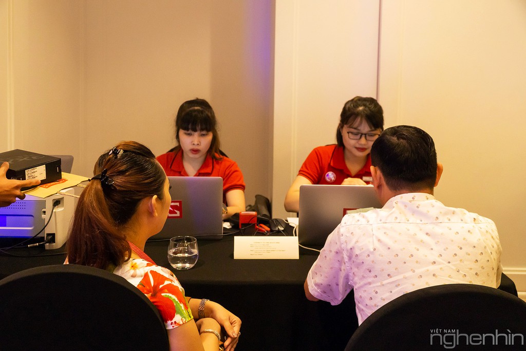 Galaxy Fold chính thức trên tay người dùng Việt với gói dịch vụ cao cấp ảnh 10