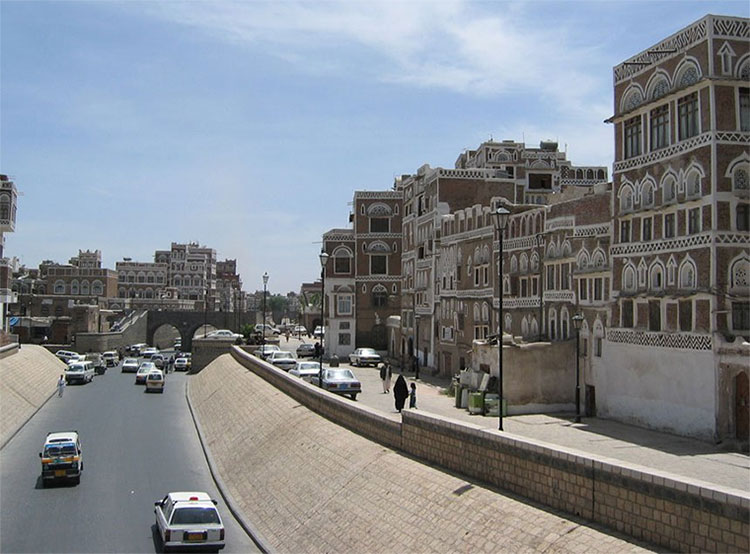 Đường phố kiểu đặc trưng của các thành phố ở Yemen.