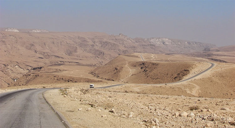 Cung đường xuyên núi và sa mạc nối El Hodeidah với thủ đô Sanaa.