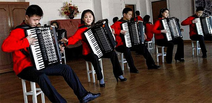 Một lớp tập đàn accordion ở Bình Nhưỡng, Triều Tiên.