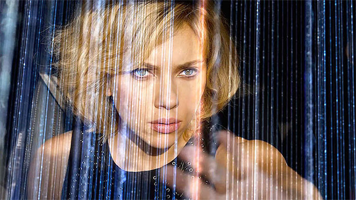 Nhân vật Lucy (Scarlett Johansson thủ vai) trong bộ phim cùng tên có thể nhìn thấy được cả sóng điện thoại.