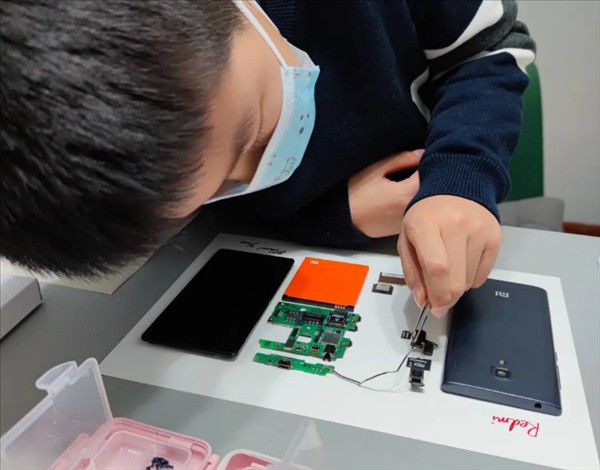 CEO Lei Jun ngưỡng mộ cậu bé 9 tuổi tự tháo rời chiếc Redmi 1 ảnh 1