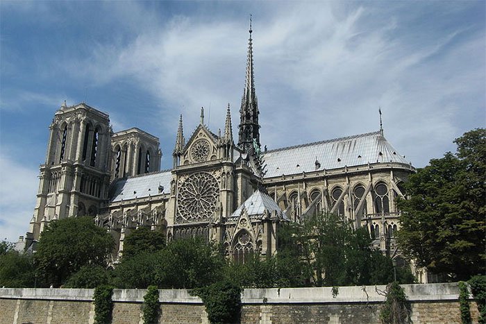 Nhà thờ nhìn từ tả ngạn sông Seine.