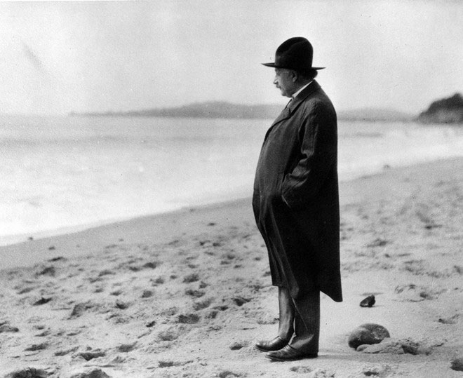 Albert Einstein đứng bên bờ biển ở Santa Barbara năm 1933