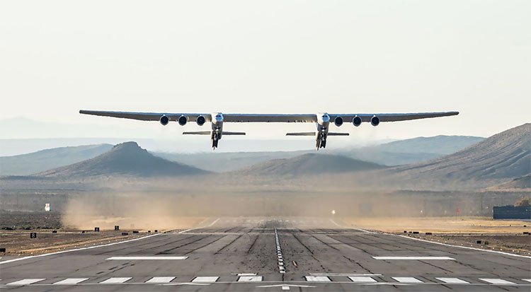Chiếc máy bay lớn nhất thế giới bay qua sa mạc ở California, Mỹ ngày 13/4.