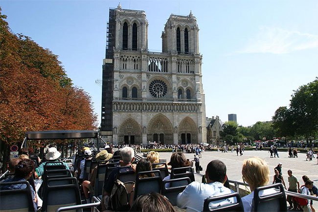 Tháp Eiffel có vẻ nổi tiếng hơn, nhưng nếu tính trên số lượng khách du lịch đến thăm thì Nhà thờ Đức Bà mới là địa điểm hút khách nhất ở Paris.
