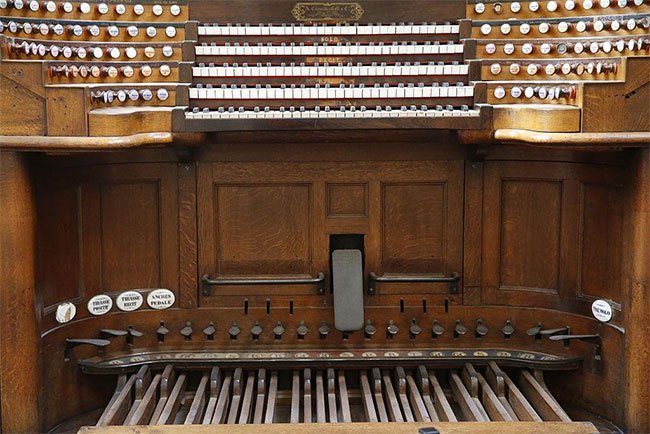Trong nhà thờ còn lưu giữ cây đàn organ lớn nhất ở Pháp có từ thế kỷ 18.