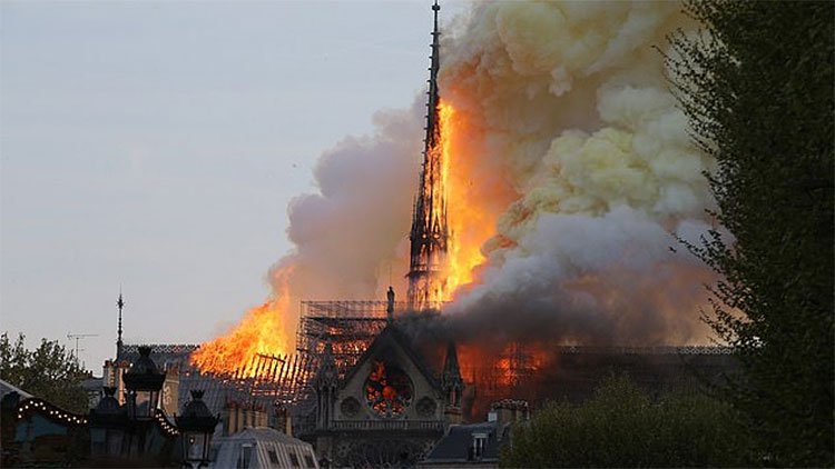 Tháp hình chóp, biểu tượng của Nhà thờ Đức bà Paris, chìm trong biển lửa.