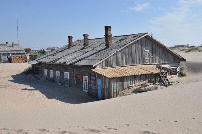 Những ngôi nhà ở đây thường xuyên bị bao phủ trong cát.