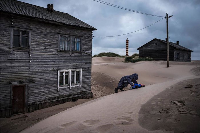 Với trẻ em tại làng Shoyna, nhà chúng trông lúc nào cũng giống một hộp cát lớn.